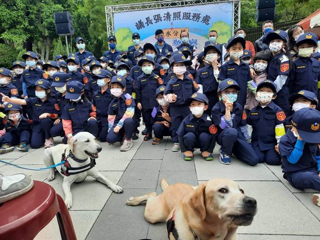 警犬隊示範查獲毒品過程，並與幼童互動。（清水分局提供／王文吉台中傳真）