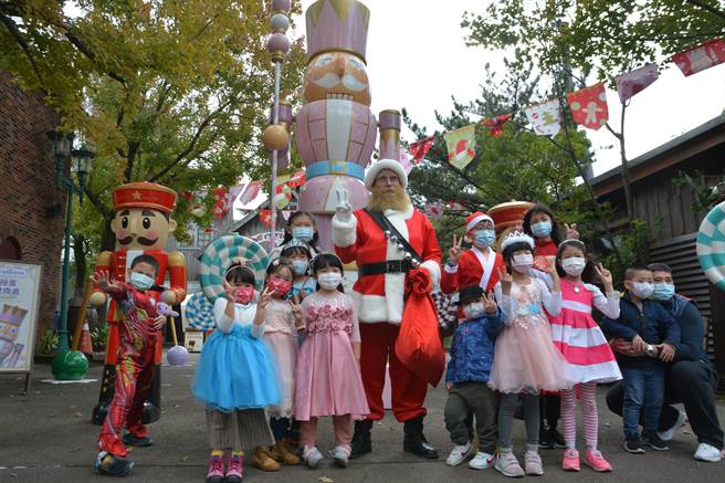 六福村主题游乐园即日起推出「童话耶诞」主题，变装入园可享优惠。（庄旻静摄）