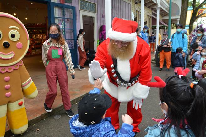 六福村主题游乐园即日起推出「童话耶诞」主题，变装入园可享优惠，加购限量耶诞礼物包，还可与耶诞老公公近距离互动。（庄旻静摄）
