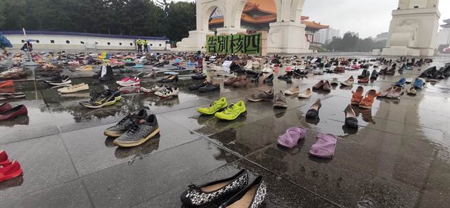 全國廢核行動平台今天募集上千雙鞋子，並發起「齊心鞋力，反核有力」活動，象徵願意站出來堅定反核的公民。（林良齊攝）