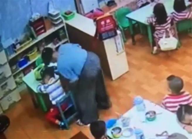 高雄1名幼稚园3岁女童疑似遭老师以「强灌」方式喂食感冒药，脖子出现多处抓痕伤口，高市教育局回应若属实将会开罚。（家属提供／洪浩轩高雄传真）