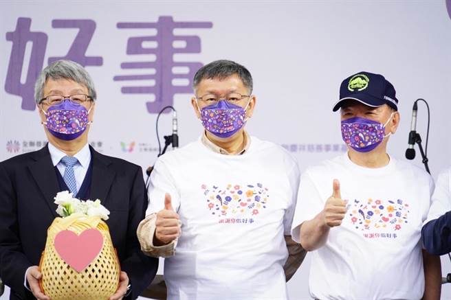 台北市长柯文哲（中）27日参加全联15周年公益嘉年华。（台北市政府提供／张立勋台北传真）