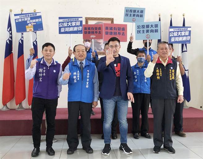 江启臣（右二）等一起高呼口号「四个都同意、台湾更美丽」！公投绑大选、民主更向前。（陈世宗摄）