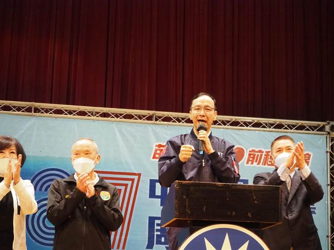 国民党主席朱立伦今天大力抨击蔡英文与苏贞昌，过去喊「公投大选办1天」喊的最大声，现在却要分开，那是因为「输赌翻桌」，这是民进党最内行的。（陈育贤摄）