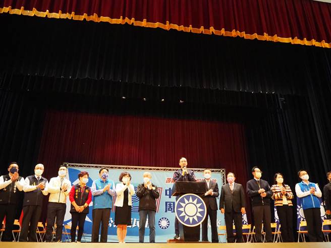 国民党主席朱立伦今天大力抨击蔡英文与苏贞昌，过去喊「公投大选办1天」喊的最大声，现在却要分开，那是因为「输赌翻桌」，这是民进党最内行的。（陈育贤摄）