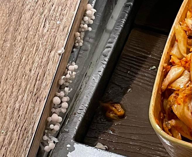 火锅名店自助吧木板「长一排白香菇」，引起网友讨论。（图／翻摄自爆料公社二社）