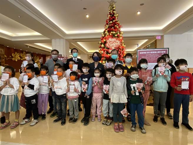 嘉义耐斯王子大饭店「圣诞心愿卡」活动今天起跑，为弱势孩子募集礼物。（廖素慧摄）
