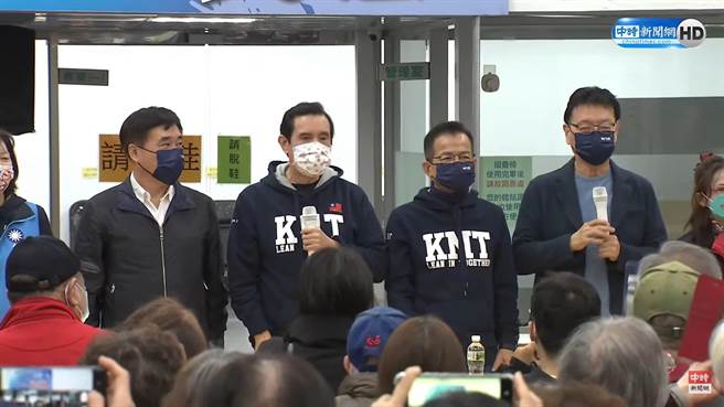 國民黨立委賴士葆上午在台北市中正區廈安里民活動中心舉辦公投宣講，邀請前總統馬英九、中廣董事長趙少康、國民黨前副主席郝龍斌到場。（摘自中時直播）