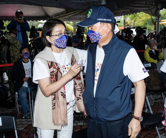全联董事长林敏雄（右）的老婆蓝毓文（左）身兼财团法人全联庆祥慈善事业基金会、财团法人全联佩桦圆梦社会福利基金会的董事长，贴心帮林敏雄餐擦掉身上雨水。（石智中摄）