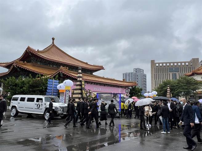 天道盟成员母丧，今在新北市立殡仪馆公祭，现场聚集约500人。（王扬杰摄）