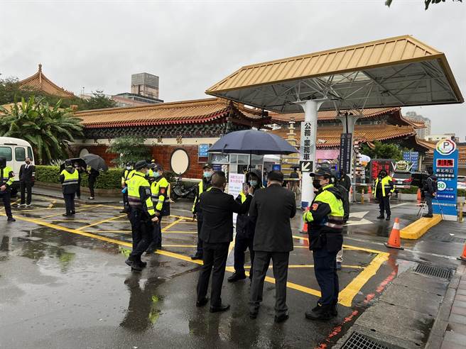 天道盟成员母丧，今在新北市立殡仪馆公祭，警方逐一盘查身分。（王扬杰摄）