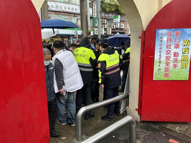 天道盟成员母丧，今在新北市立殡仪馆公祭，警方逐一盘查身分。（王扬杰摄）