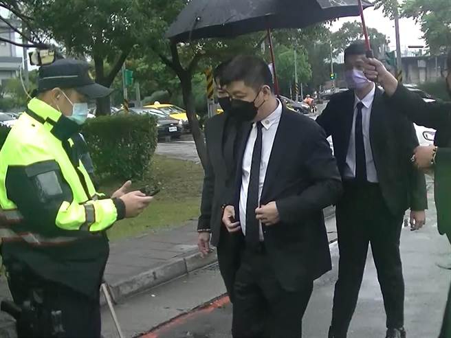 警方盘查天道盟盟主曾盈富。（警方提供）