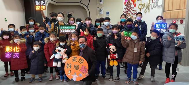 皇穹陵纪念花园採购1125件保暖羽绒外套，捐赠彰化家扶中心，皇穹陵高阶家族也募集10万元振兴五倍券，一併捐出。（吴敏菁摄）