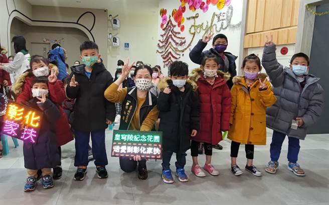 皇穹陵纪念花园採购1125件保暖羽绒外套，捐赠彰化家扶中心，皇穹陵高阶家族也募集10万元振兴五倍券，一併捐出。（吴敏菁摄）