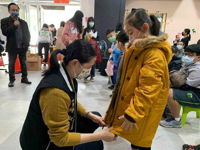 皇穹陵纪念花园採购1125件保暖羽绒外套，捐赠彰化家扶中心，皇穹陵高阶家族也募集10万元振兴五倍券，一併捐出。（吴敏菁摄）