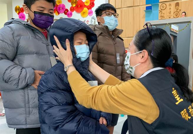 皇穹陵纪念花园採购1125件保暖羽绒外套，捐赠彰化家扶中心，皇穹陵高阶家族也募集10万元振兴五倍券，一併捐出。（吴敏菁摄）