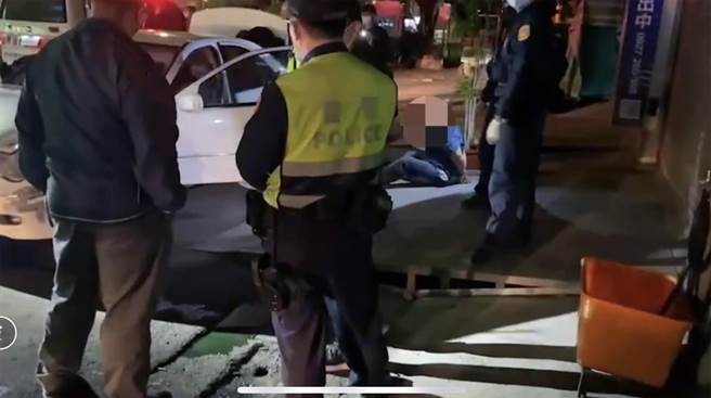 台南市警方追逐20公里、開了19槍才將涉嫌持有毒品的朱姓男子逮捕。（讀者提供／洪榮志台南傳真）