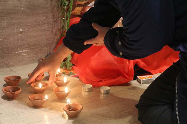 阳明交大近日举办排灯节（Diwali），校内点燃百盏灯光，替夜间校园抹上冉冉烛光，师生一同祈愿全球新冠疫情尽快结束，来年平安健康。(阳明交大提供／李侑珊台北传真)