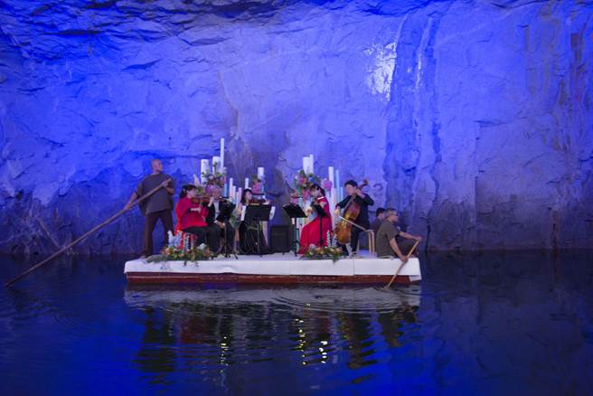 在艺术总监大提琴家张正杰的精心规画下，特别邀请知名诗人向阳、女高音黄莉锦、台湾首席双簧管家谢宛臻，结合弦外之音室内乐集，包括知名小提琴家李宜锦、张芝庭、中提琴博士徐晓虹参与演出。（金管处提供）