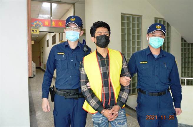 戴男（中）被依違反毒品危害防制條例送辦。（讀者提供／張毓翎台南傳真）