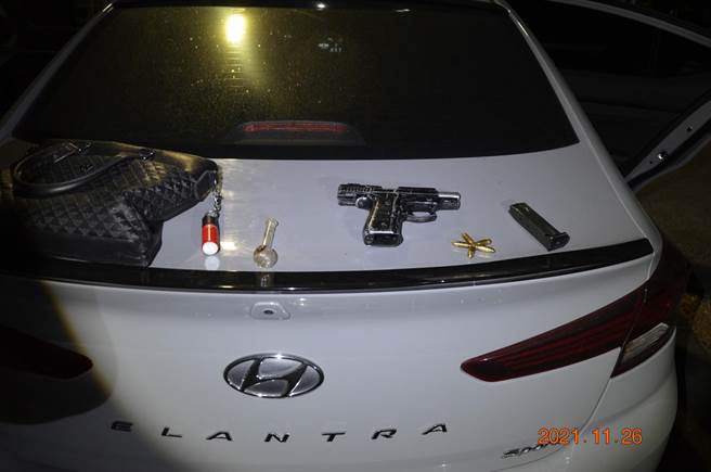 警方在戴男車內找到槍毒。（讀者提供／張毓翎台南傳真）