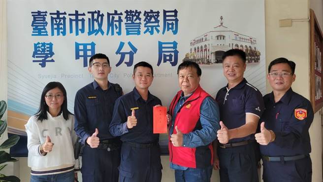 學甲辦事處顧問團團長莊明儀（右三）、副主任兼將軍警友站長黃俊達（右二）表揚將軍所長趙駿清（右四）等員。（讀者提供／張毓翎台南傳真）