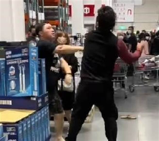 正义哥(右)挥拳，狠狠击中插队哥脸部（翻摄自脸书爆料公社／戴上容新北传真）