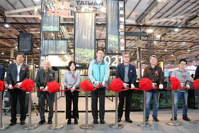 林务局东势林区管理处副处长陈启荣(右4)及台中市经发局专门委员林敏棋(右3)等人，27日共同为台湾木材馆开幕。图／刘朱松