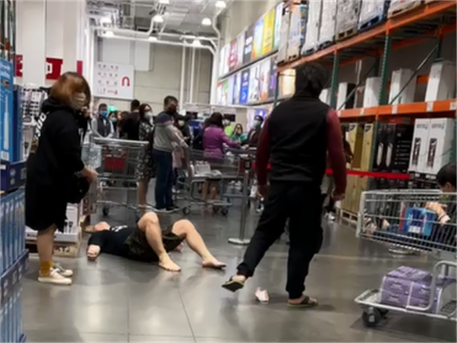 網友今天PO出一段影片，影片中2名男子當場在賣場內互相揮拳，其中1男甚至被打到摔倒、攤在地上。（翻攝自臉書「爆廢公社公開版」）