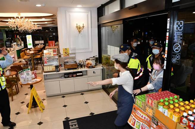 桃園警分局員警到超商演練防暴對策。（警方提供）