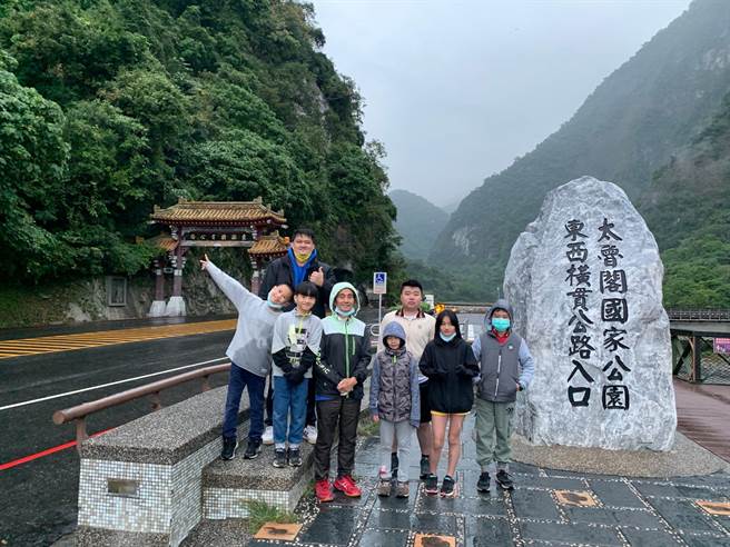 花莲县秀林乡西宝国小资深工友哈己叔叔，退休前规画一场太鲁阁路跑挑战，师生纷纷响应加入陪跑。（西宝国小提供／王志伟花莲传真）