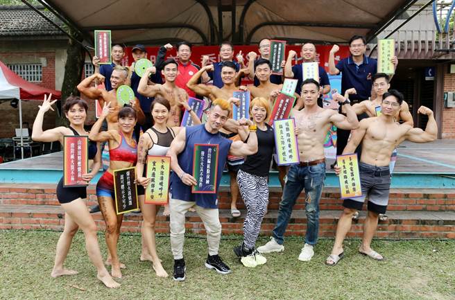 台南市消防之友会第二办事处与南市消防局第二大队共同举办的「展美肌、秀防灾健体比赛」。（台南市消防局第二大队提供／张毓翎台南传真）