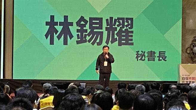 民進黨「四個不同意，台灣更有力」社會力公投中區說明會今天登場，民進黨秘書長林錫耀表示：四大公投若通過，打擊台灣經濟。（陳淑芬攝）