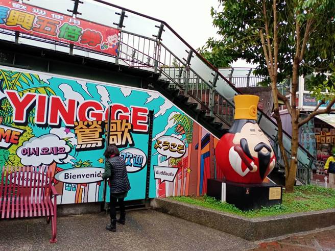 新北市莺歌老街原有一处公厕，但2009年兴建莺歌铁桥后遭拆除，随着当地观光风气盛行，厕所成为当地困扰问题，当地里长甚至在铁桥下多次发现人为排泄物，极力推动兴建新厕所。（莺歌区公所提供）