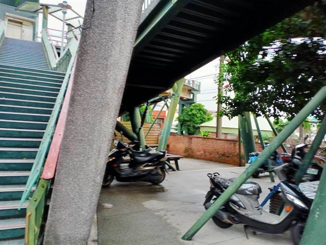 新北市莺歌老街原有一处公厕，但2009年兴建莺歌铁桥后遭拆除，随着当地观光风气盛行，厕所成为当地困扰问题，当地里长甚至在铁桥下多次发现人为排泄物，极力推动兴建新厕所。（莺歌区公所提供）