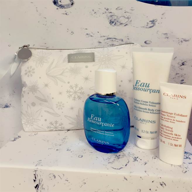 蓝色寧静水欢庆耶诞组2021限定版，含蓝色寧静水100ml、蓝色寧静水身体乳100ml、竹子精华身体去角质霜30ml、欢庆耶诞化妆包。（邱映慈摄）