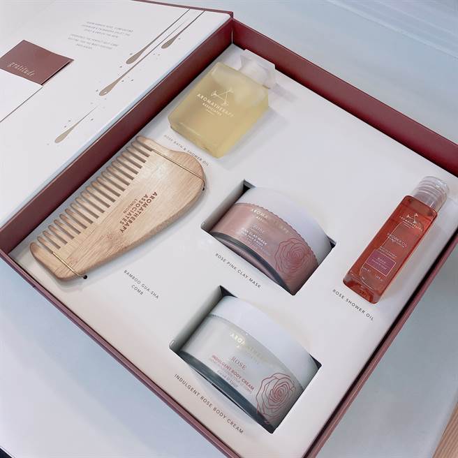 「璀璨玫瑰时光」完整收藏欢沁玫瑰系列，另外还有放松按摩梳，从头到脚放松筋膜、按摩刺激穴点，带来身心轻盈无比的舒压体验。（邱映慈摄）