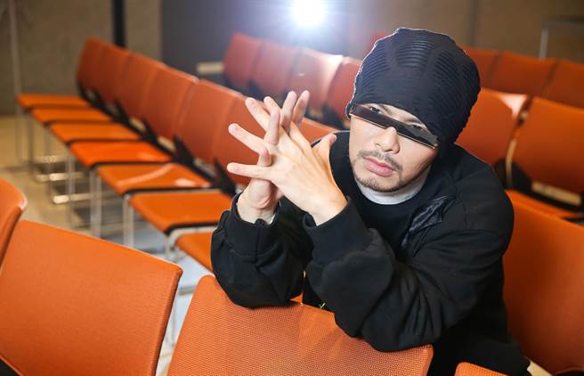 黄明志近日推出新专辑《鬼才做音乐》  。（陈俊吉摄）