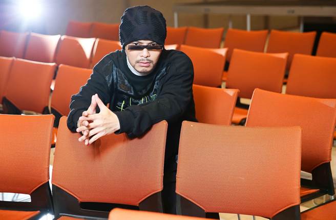 黄明志近日推出新专辑《鬼才做音乐》  。（陈俊吉摄）