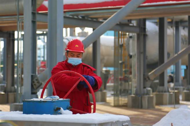 中国石油新疆油田呼图壁工作人员操作设备流程。（文匯报）
