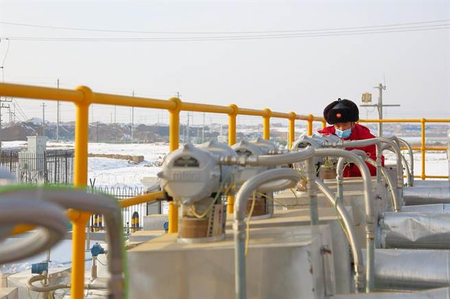 中国石油新疆油田呼图壁员工核对流量调节阀开度，对气量进行微调节。（文匯报）