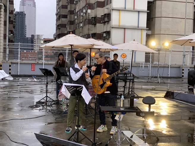 黃子佼和羅大佑開心合唱。（TVBS提供）