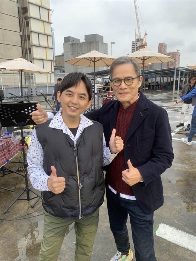 黃子佼和「搖滾教父」羅大佑相見歡。（TVBS提供）