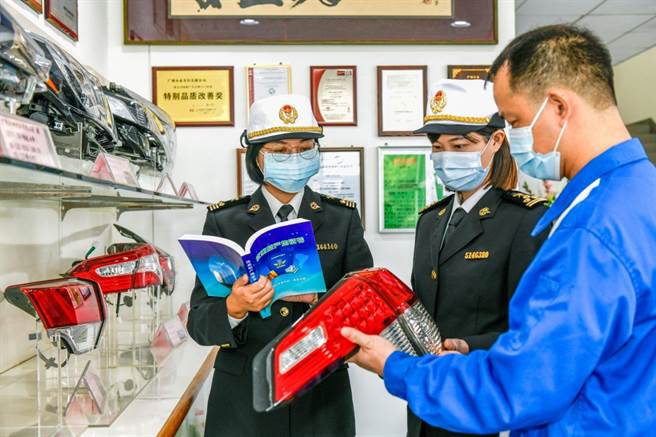 广州海关所属番禺海关关员到企业宣讲原产地相关优惠政策。（海关供图）