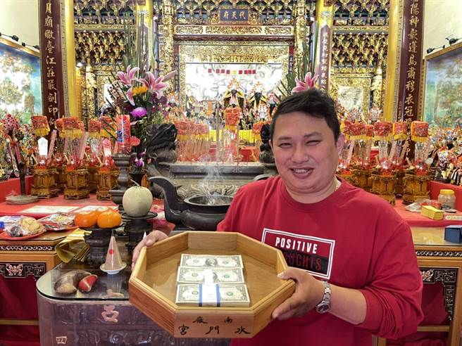 南廠水門宮用美金當普渡發財金。（讀者提供／程炳璋台南傳真）