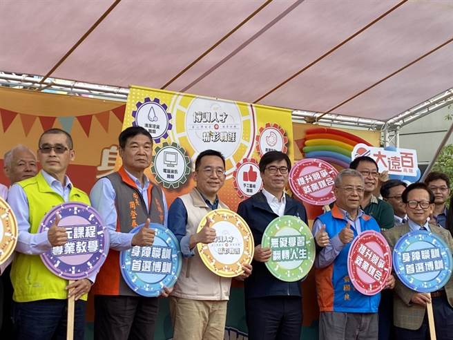高市長陳其邁（右3）今天下午出席勞工局博訓中心舉辦身障職訓成果站暨徵才活動。（石秀華攝）