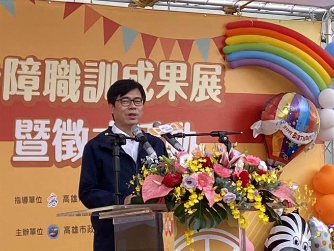 陳其邁致詞時，勉勵身障者融入職場，勇敢逐夢。（石秀華攝）