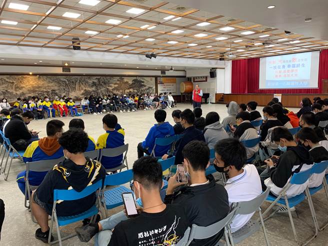 光啟高中27日舉辦技職1日體驗活動，共有兩百多位國中同學參加。(校方提供)