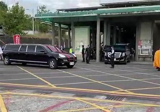 侯父灵柩车抵达嘉义市殡仪馆火葬场火化。（廖素慧摄）
